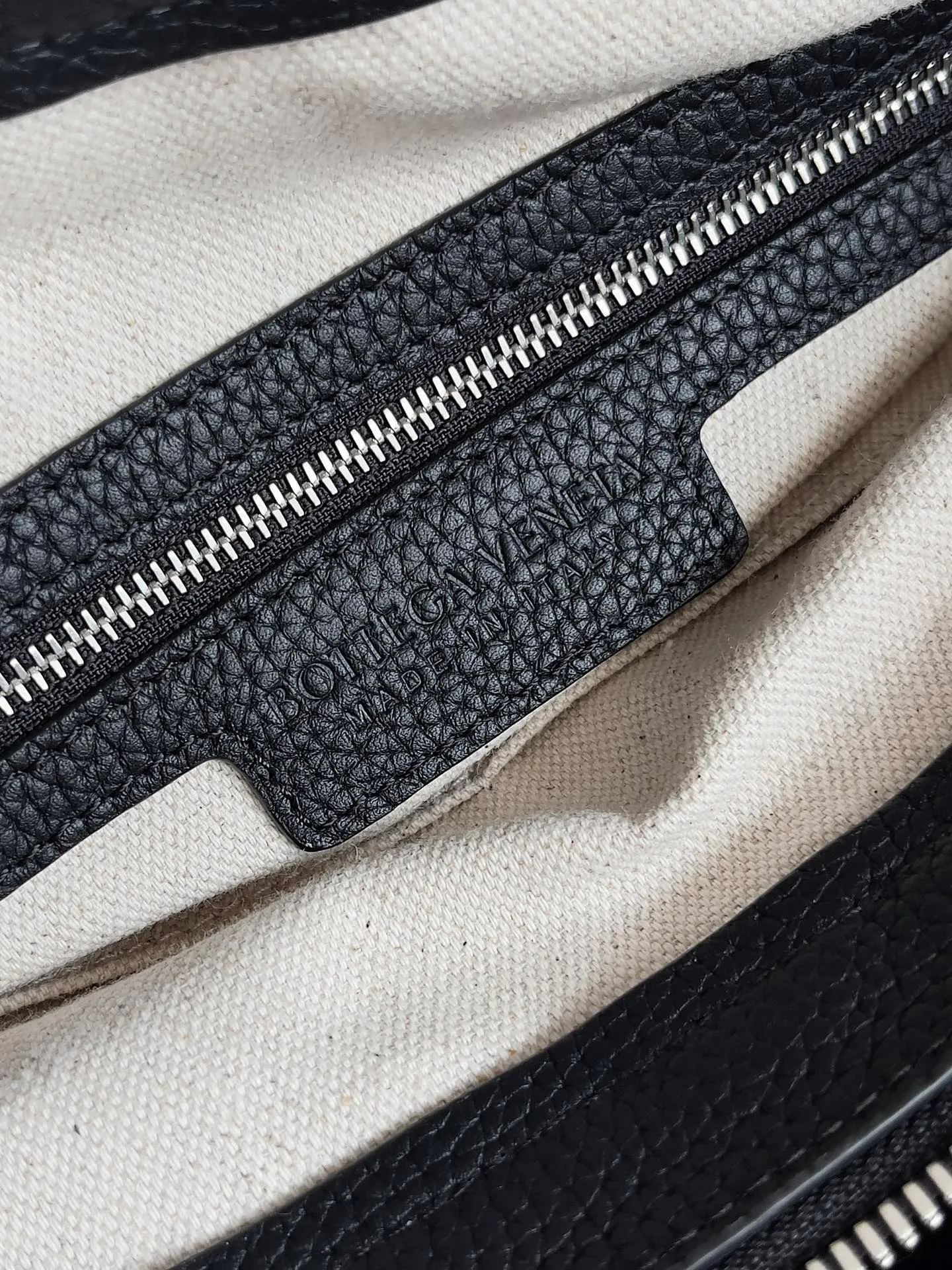 Batch 2120 BOTTEGA VENETA's new Diago Hobo Bag is made of grained cowhide. The inner canvas is lighter and is the first choice for men's relaxed style. Spanish calfskin retains the natural texture of the leather and is durable. It has a grainy texture and is more masculine. The capacity is super large, which is enough for commuting to work. Crossbody bag is a must-have for large bag lovers and is a practical must-have for commuting. Style number: 7295125 Size: 39*24*16cm